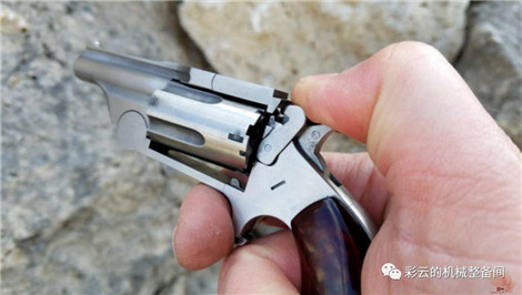 握把可折叠,可卡在腰带上携带的“马格南”转轮手枪