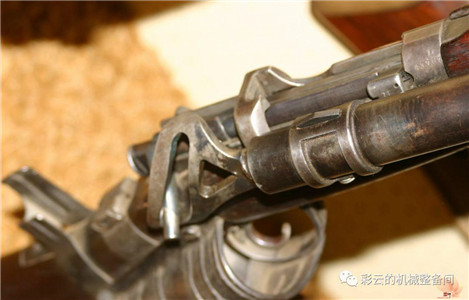 早期自动武器的枪机旋转闭锁,可以如此简单粗暴。