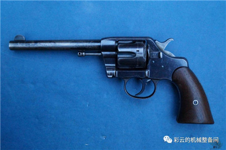 柯尔特M1889是世界上第一支侧摆装填的转轮手枪吗?