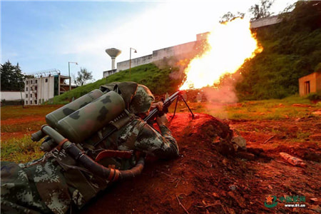 火焰喷射器钢瓶被子弹击中会爆炸吗?